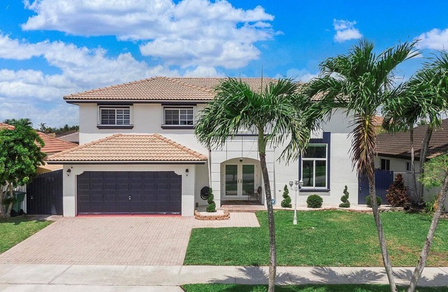 166th Street Estate | House in Miami with a private pool