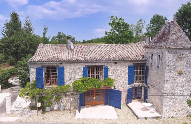 16th Century hunting lodge with modern pool