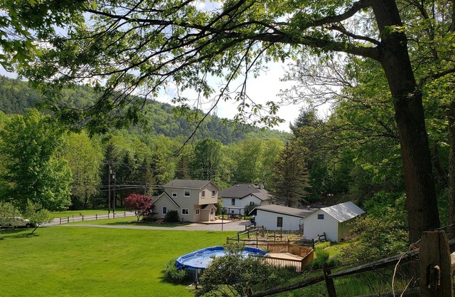 17 Acres of Rustic River Villa - Ski and FlyFishing Heaven for 22 Guests