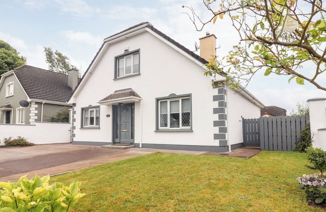 17 CLOVER HILL, pet friendly in Killorglin, County Kerry