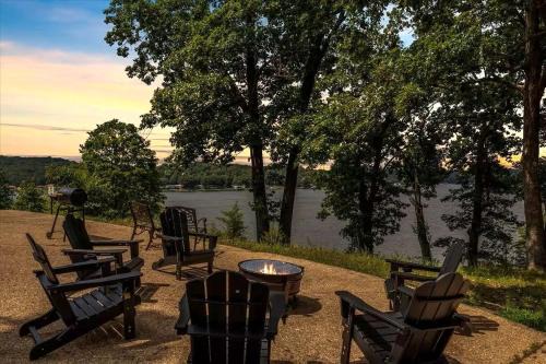 17 Lakefront Acres, Private Dock, Firepit, Pool Table, Kayaks, Fishing