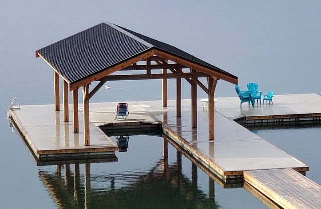 173 feet of beach, 1.6 acre property, privacy and relaxation at the lake!