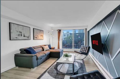 17th Ave Cozy Nest in Downtown Calgary with Parking