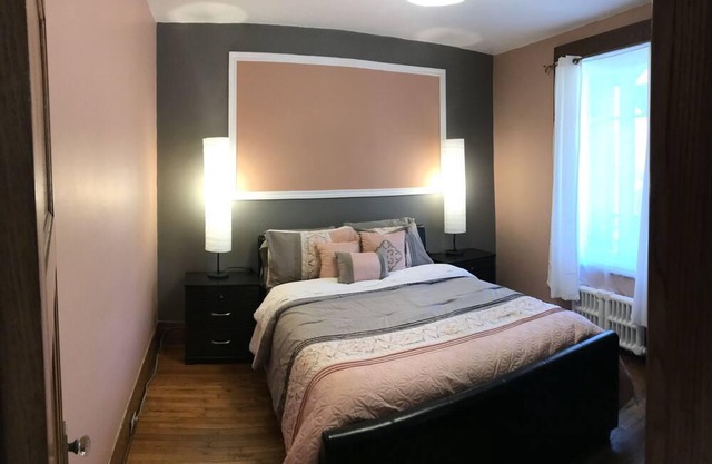 1800 pies cuadrados Ft, 5 habitaciones, 7 camas, 2 baños, patio trasero, agradable acabado