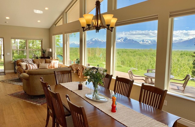180° Mountain Views~Luxury Chalet~Mountain Retreat~Fireplaces~Private~Serene
