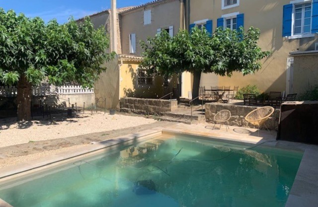 Casa de 180m2 con piscina en el centro del pueblo. Perros aceptados