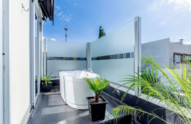 1828 Smart Hotel