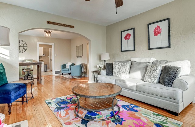 1833 - Stylish and Cozy Home in Springfield!