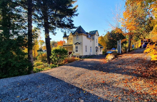 1898 Victorian Manor with Spa (5 acres)