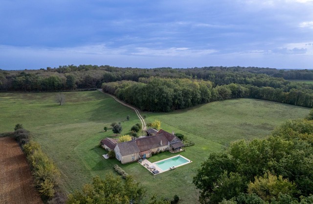 18th century farmhouse in the heart of Périgord with large swimming pool, sauna and jacuzzi