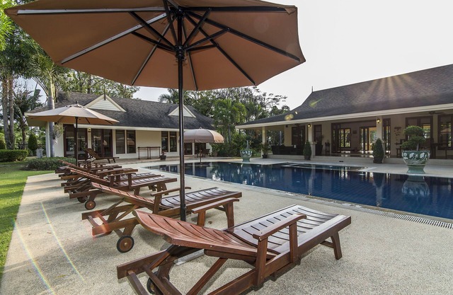 Villa privada de 1900m2 con gran piscina, ideal para familias y wifi gratis. En hua hin