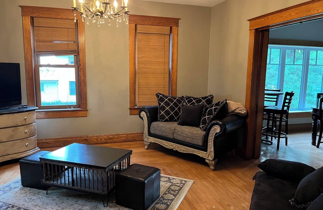 1906 5-bedroom farmhouse on 10acres