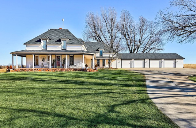 1908 Victorian Farmhouse (Unit A)