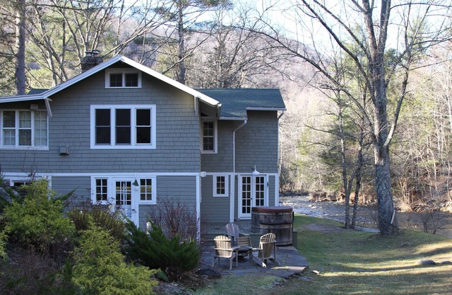 Encantadora casa de 1909 ubicada en Woodland Valley junto a un hermoso arroyo de truchas