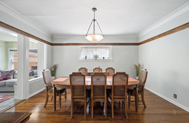 1910 Charming Historic Flat - Walk to Beach & Loyola!