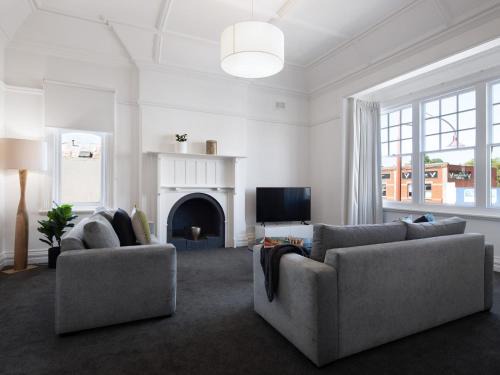 1913 on Vincent- Centrally located apartment