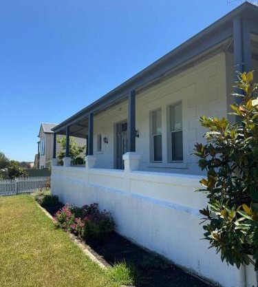 1920's Local Heritage Character home 'Rangatira' 3 bedroom, 2 living room family home