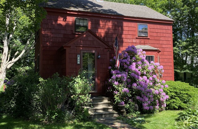 1920’s Cottage in the Heart of York Harbor, walking distance Harbor Beach