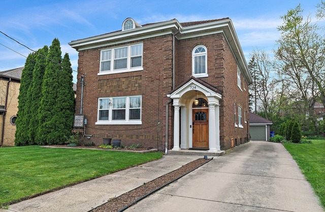 1920’s Luxury Rockford Retreat - Lower Unit