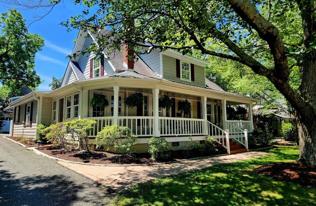 1930's Charming Vintage Cottage - Downtown Cary & 15 min to Raleigh