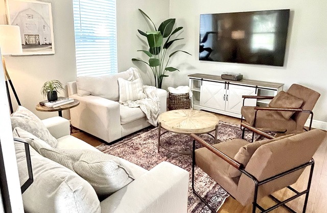 “1933” Sleeps 6, King Beds, Spacious, 5 min walk to downtown Mt. Dora