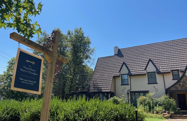 1935 Muskogee English Tudor Home – 3rd Floor Waterfall Room