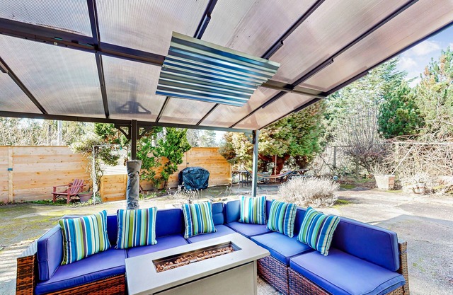 1940s cottage with oak flooring, grill, hammock, & water views - dog-friendly