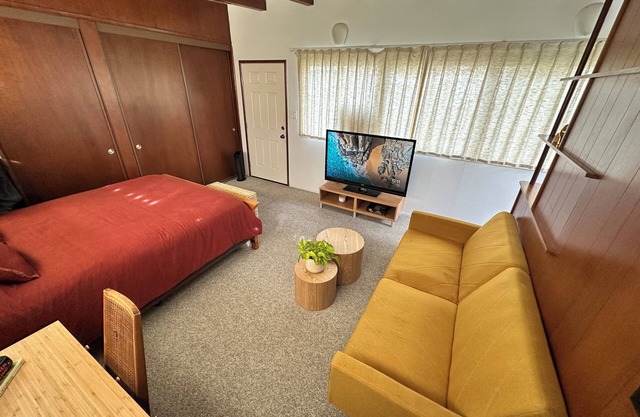 1950’s Mid-Century-Modern studio with AC and WiFi in lovely Merced