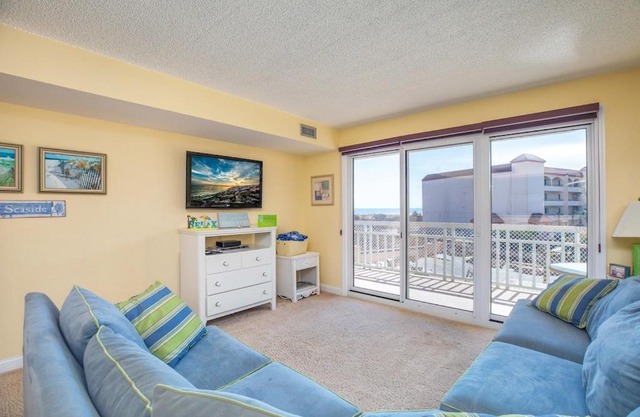 1B/1B condo with Ocean views, Resort style, Free WIFI, Few steps to the Beach!