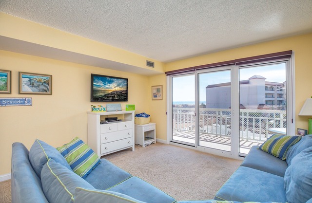 1B/1B condo with Ocean views, Resort style, Free WIFI, Few steps to the Beach!!