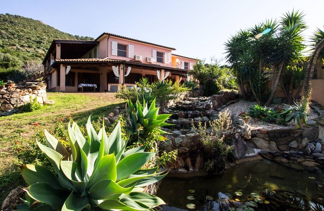 1B - Acogedora casa con jardín a 1.6 km de la playa