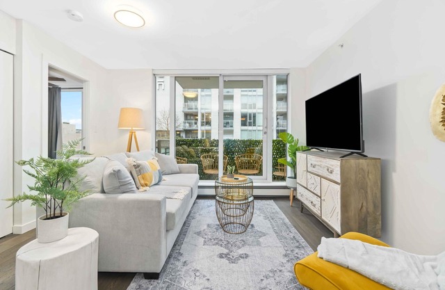 1BD Downtown Vancouver Condo with Free Parking