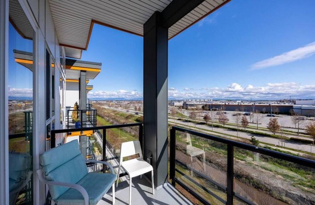 1BD Tsawwassen Gem with free parking on premises