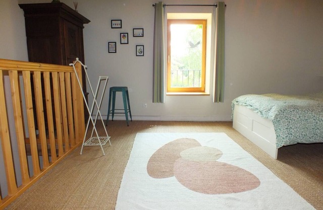 Quaint lodge with WiFi in charming XIIIth Century Farm in Étivey Wine Country