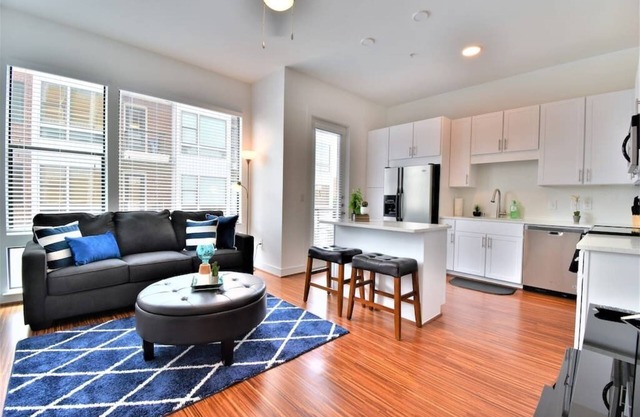 Loft # 1 · ★★★★★ 1 BDR Corporate Apt Uptown Dallas / Estacionamiento