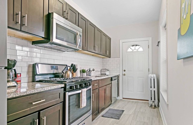 1BR Rogers Park Apt w/ King Bed, Kitchen | Loyola