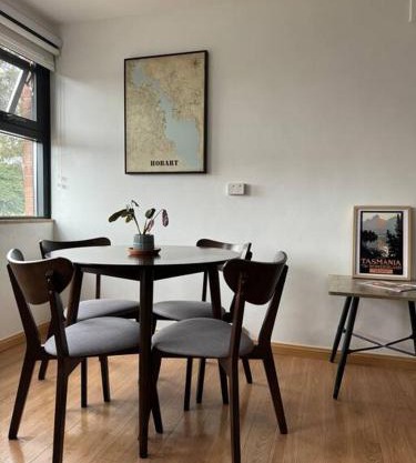 1BR Apartment - Walk to City (1 Queen Bed)