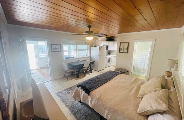 1BR beach getaway: pool, pier, sunset views. Full amenities. Near beach access.