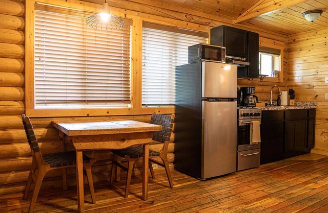 1BR Cabin, High Creek Lodge & Cabins, Outdoor Hot Tubs & Skiing