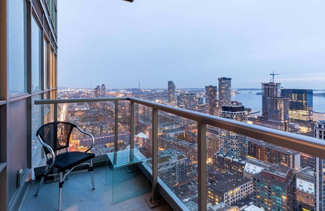 1BR Condo with City View - Heart of DT Toronto!