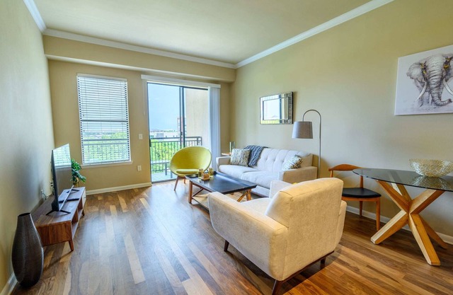 1BR Executive Suite With Pool, Gym & Fast Wi-Fi By ENVITAE