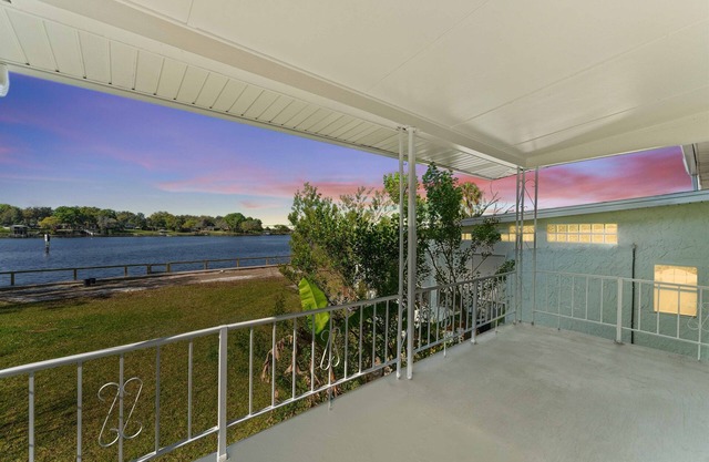 1BR Guesthouse w/ River View-Patio & Free Parking