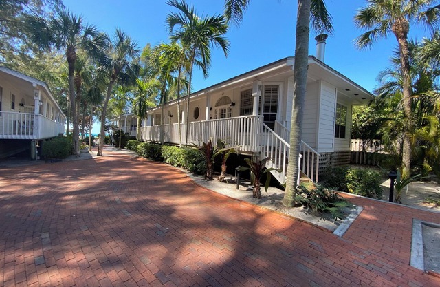 1BR Gulfside Cottage Watch the Sunset from the Sandy Shores