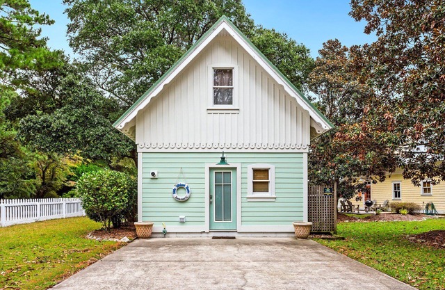 1BR historic cottage w/ fireplace, patio & tub