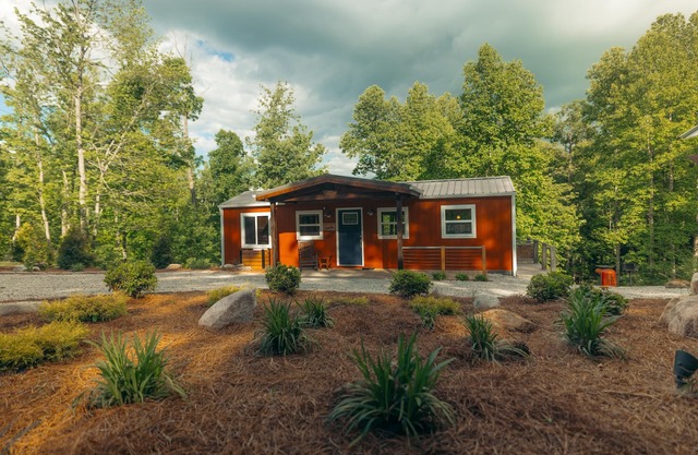 1BR Hot Tub Quiet/Clean Pet Friendly