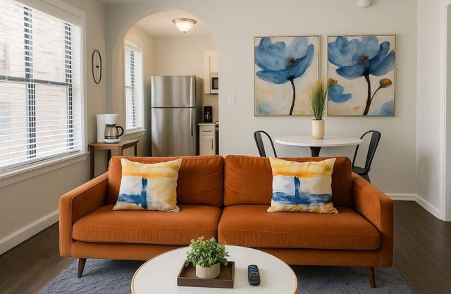 1BR in Prime Hyde Park Apt