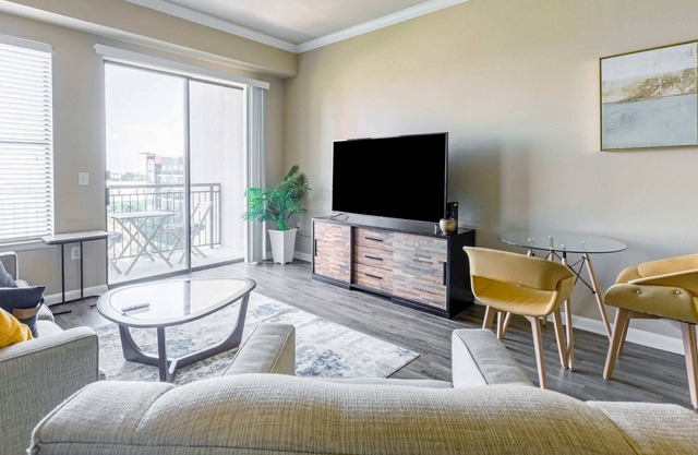1BR Luxury Uptown Suite w/ Pool & Gym