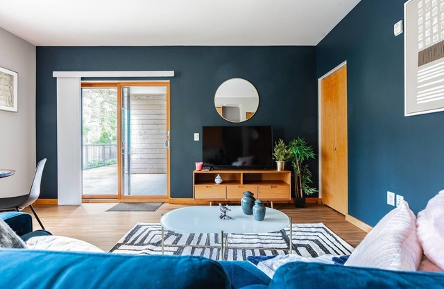 1BR | Modern, Chic, AC | Bellevue | Sophari D