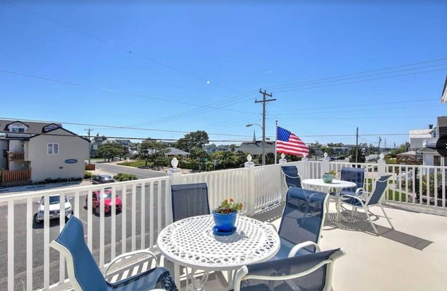 1BR Ocean Block Condo – 140’ from the Beach