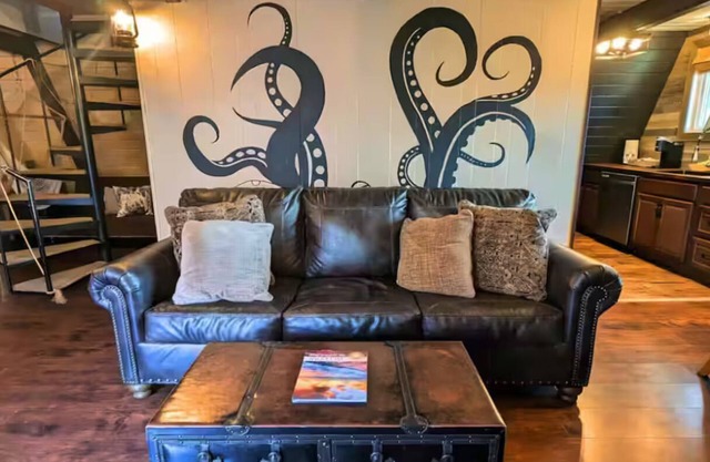 1BR Pirate Beach Villa - Walk to Beach - Pet-Friendly, Sleeps 7